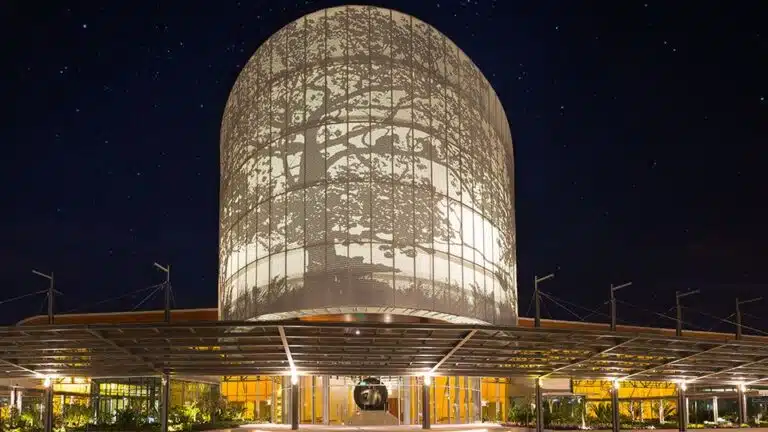 vista nocturna de centro de convenciones de costa rica